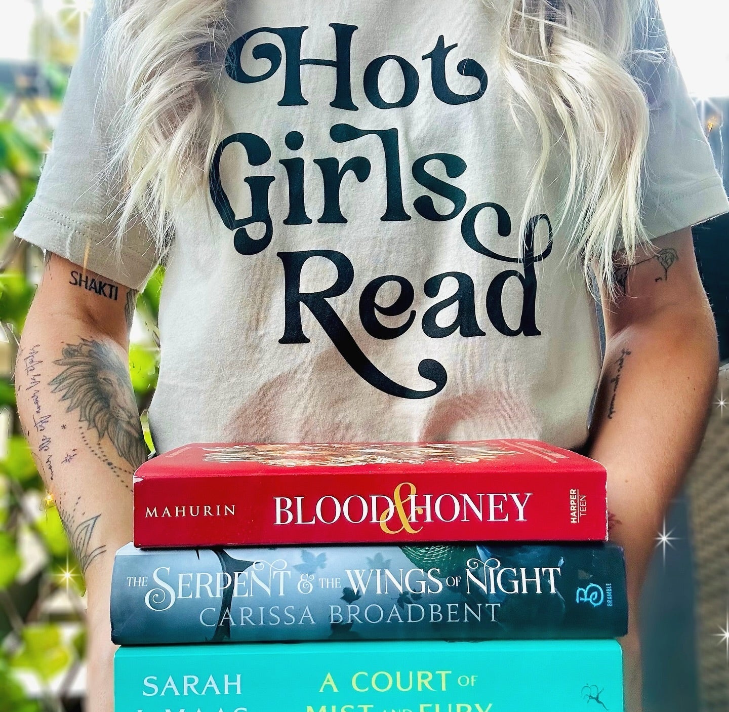 Hot Girls Read T-shirt - Thespicyromancebookclub LLC