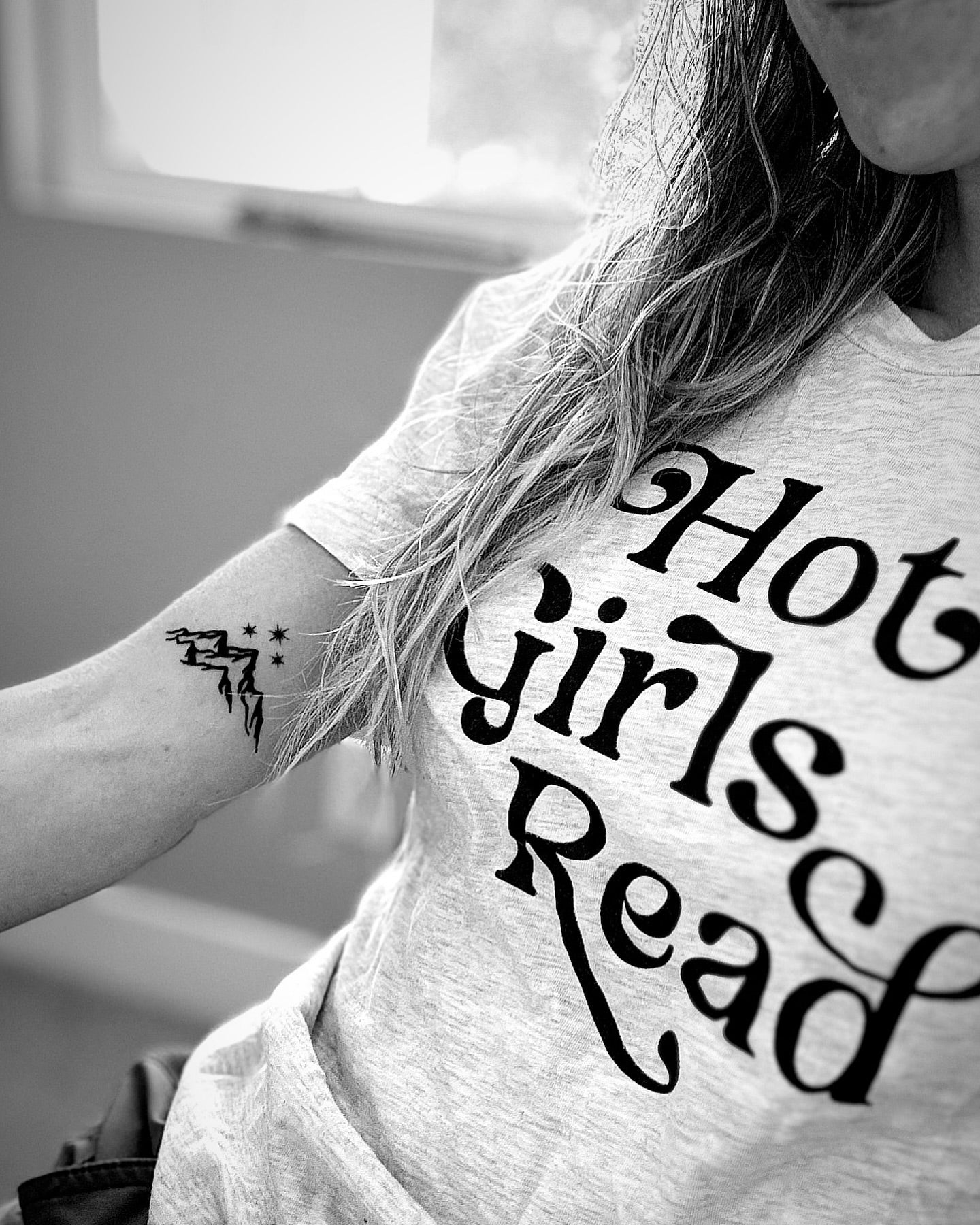 Hot Girls Read T-shirt - Thespicyromancebookclub LLC
